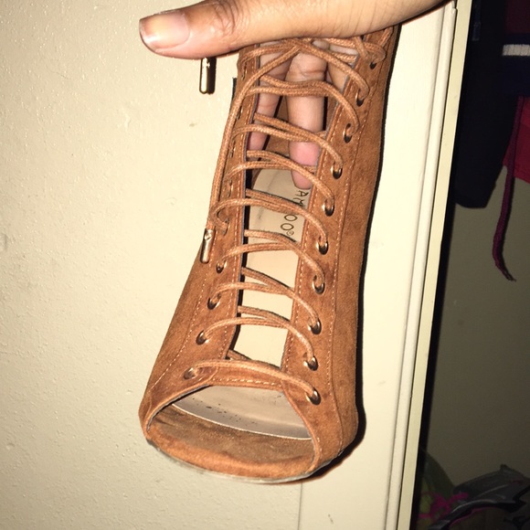 Women shoes only worn once - Picture 2 of 3